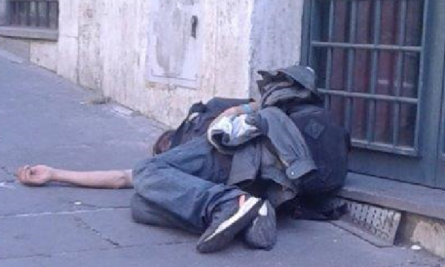 Sociale, sindaca Raggi cambi il bilancio